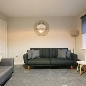 Holiday home Stradbroke House - 5 Bed Townhouse, Sleeps 11, Great For Group & Workers, Free Parking & Netflix - Hosted By Host Save, Sheffield